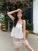 夏季リゾートスタイルのキャミソールと小花柄Aラインスカート（セットアップ対応）