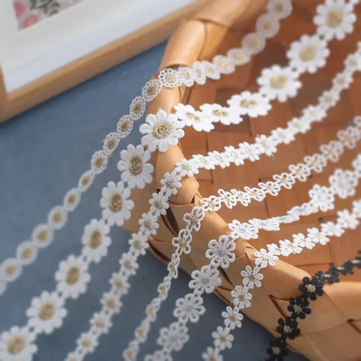 高品質ポリエステル製 ゴールドとホワイトの小花柄 水溶刺繍レースエッジ【DIY衣料素材・カット可能】