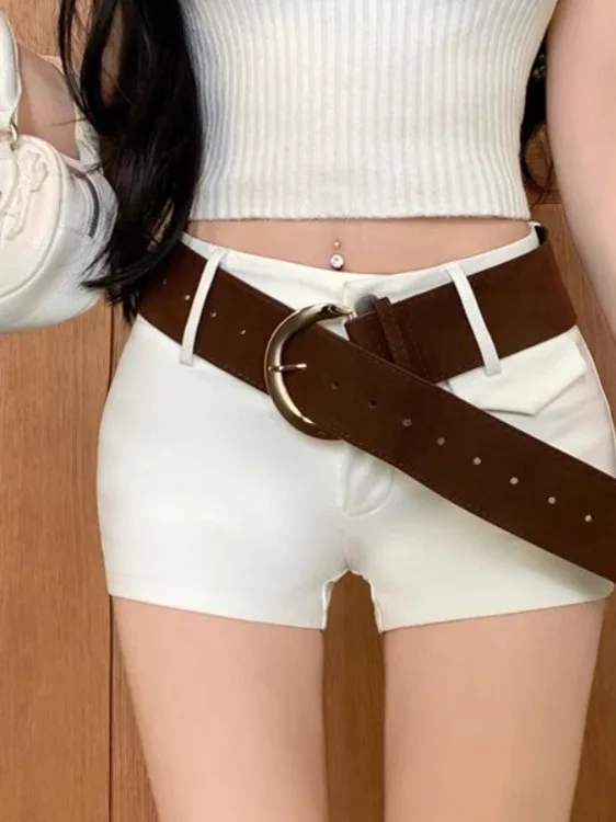 ショートパンツコーデで失敗しない方法は？カキ色の高腰Aラインショートパンツが解決する