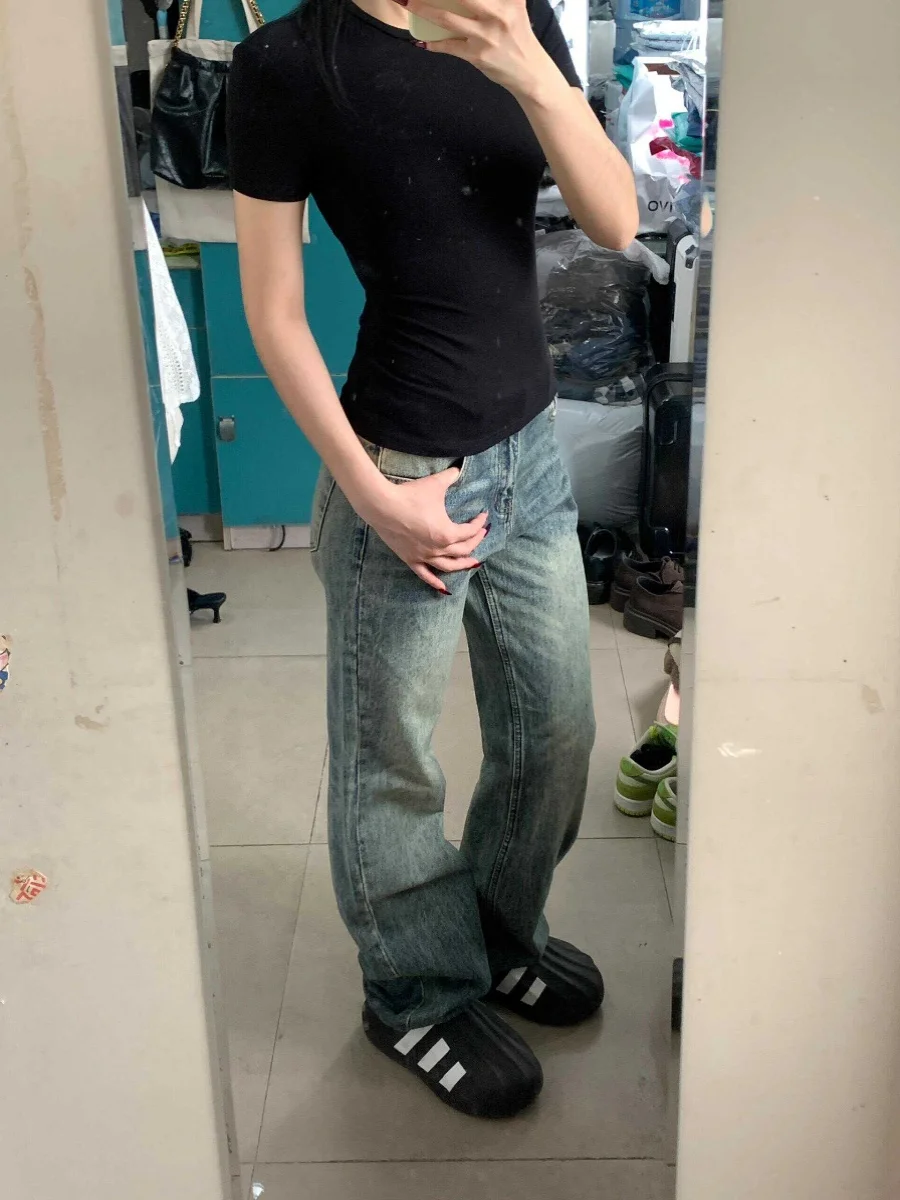 ロングブーツとショートパンツを組み合わせるなら、この1着が救う！