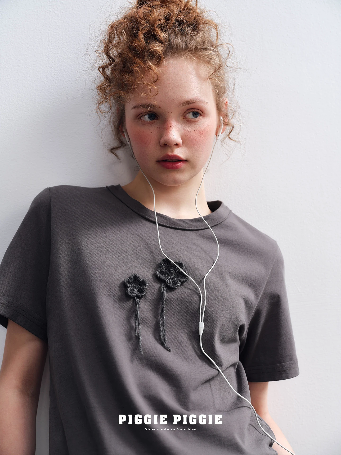 「tシャツ アレンジ」でかっこいい着こなしを実現するには？手作りフラワーモチーフTシャツの使い方を徹底解説