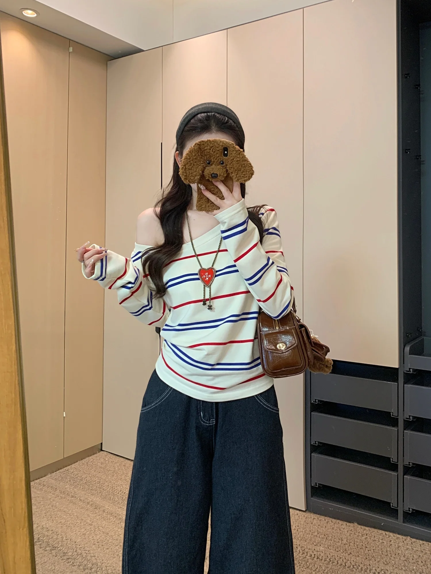カラーライン入りの斜め肩Tシャツで、秋の日常をどう彩る？