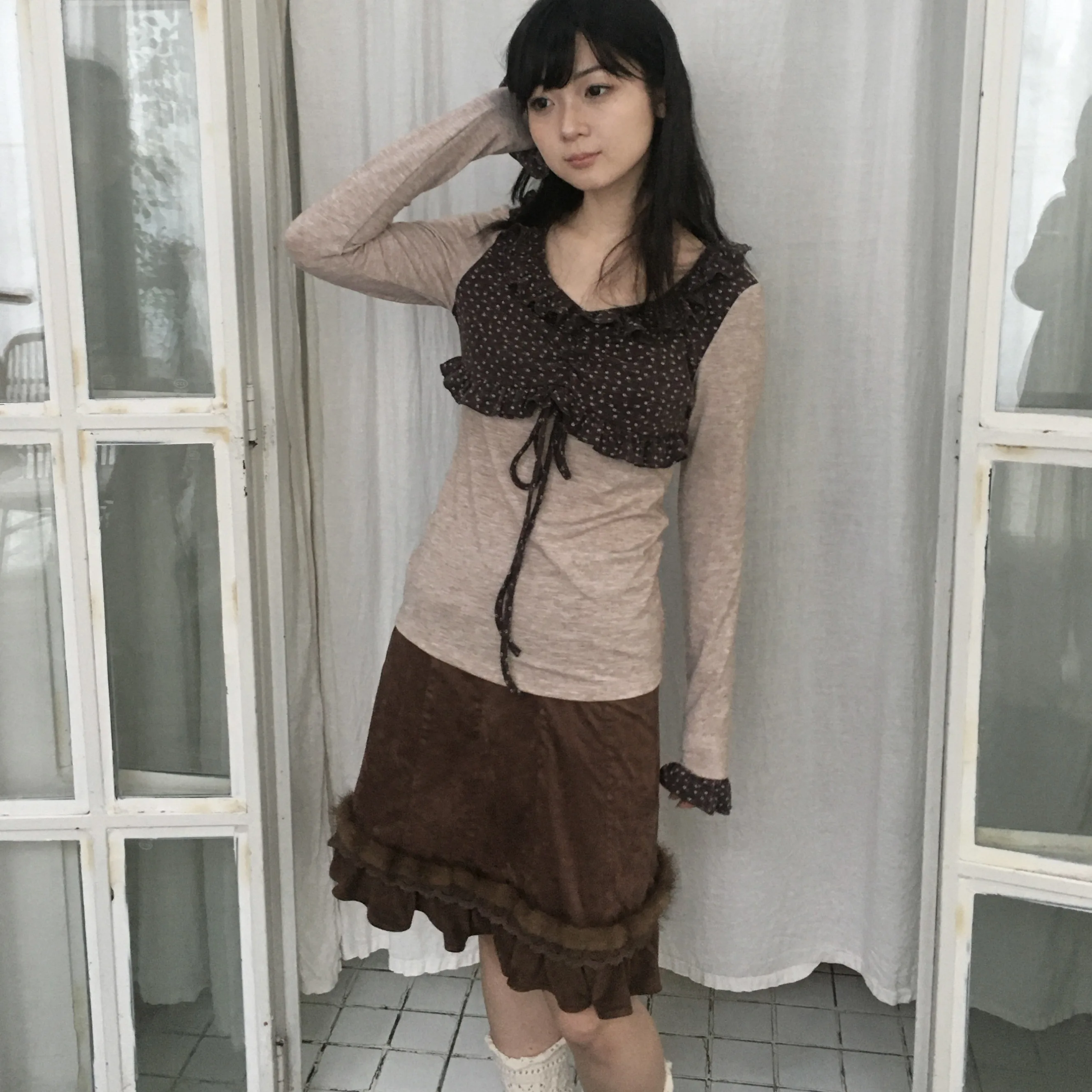 レトロデザイン フリル付きリボンブラウス：長袖・ウエストシェイプで女性らしさを表現する着方のガイド