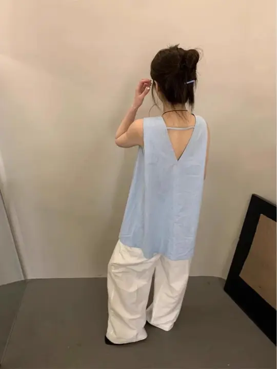 シック 背中開きデザインのブルーシャツ【夏用・ノースリーブ・ルーズフィット】（セットアップ対応）