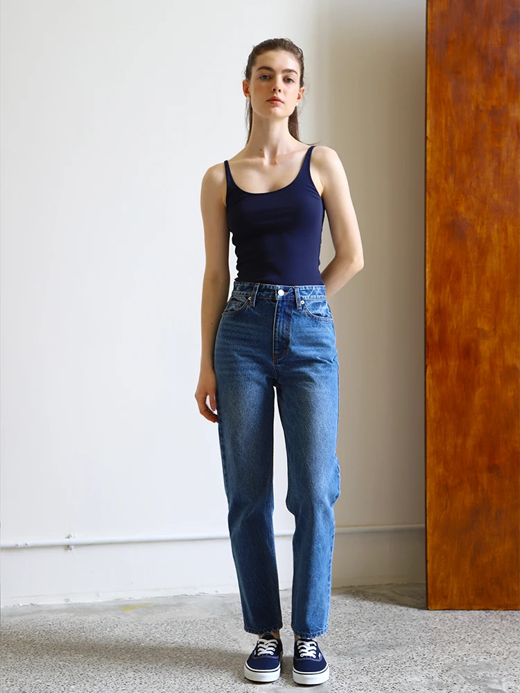Y2Kファッションの特徴とは | 高腰ストレートデニムパンツのデザイン要素