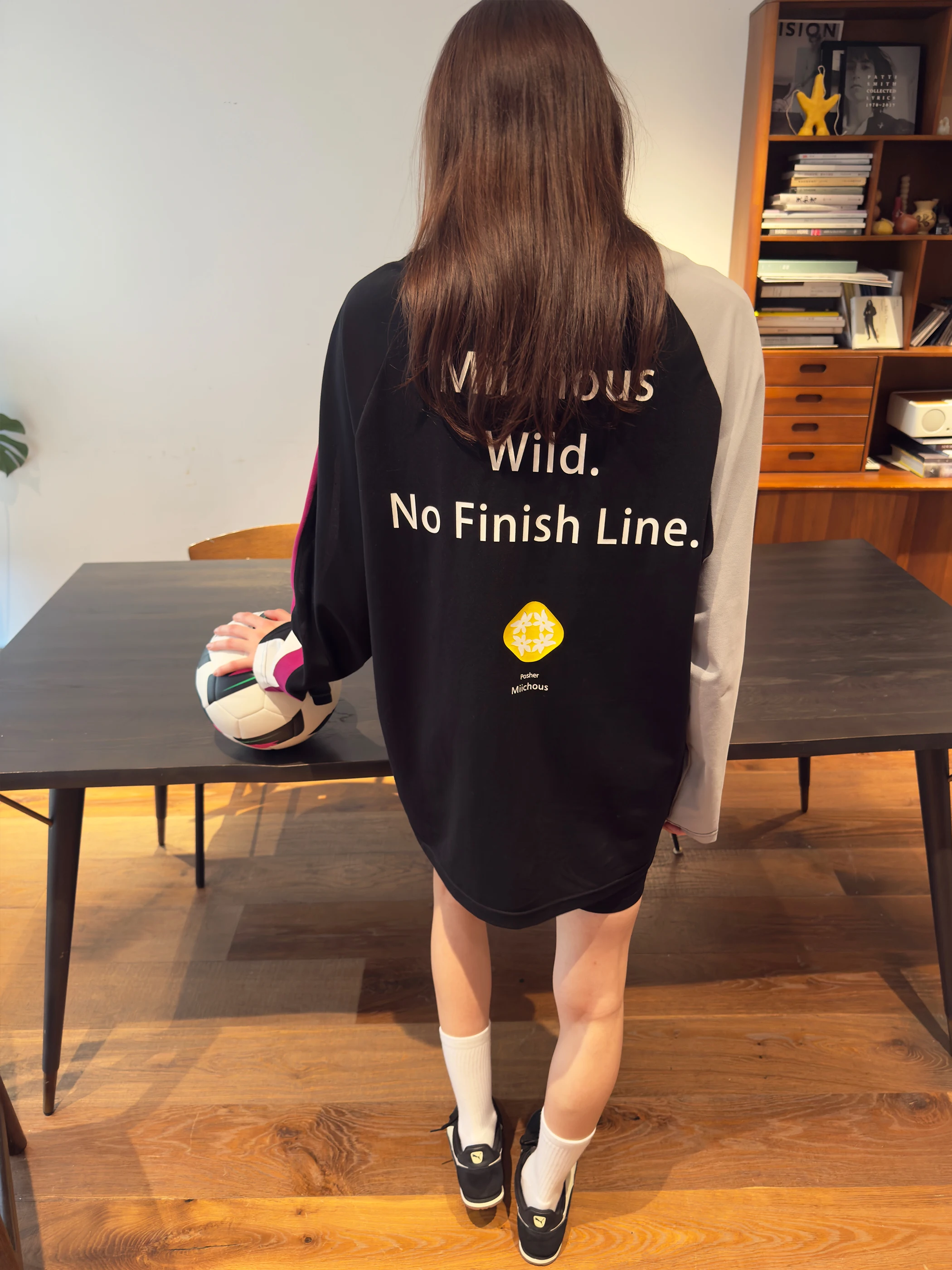 不規則なカラー切替デザインのスポーツTシャツ：高級スポーツウェアとしての実用性と素材特性