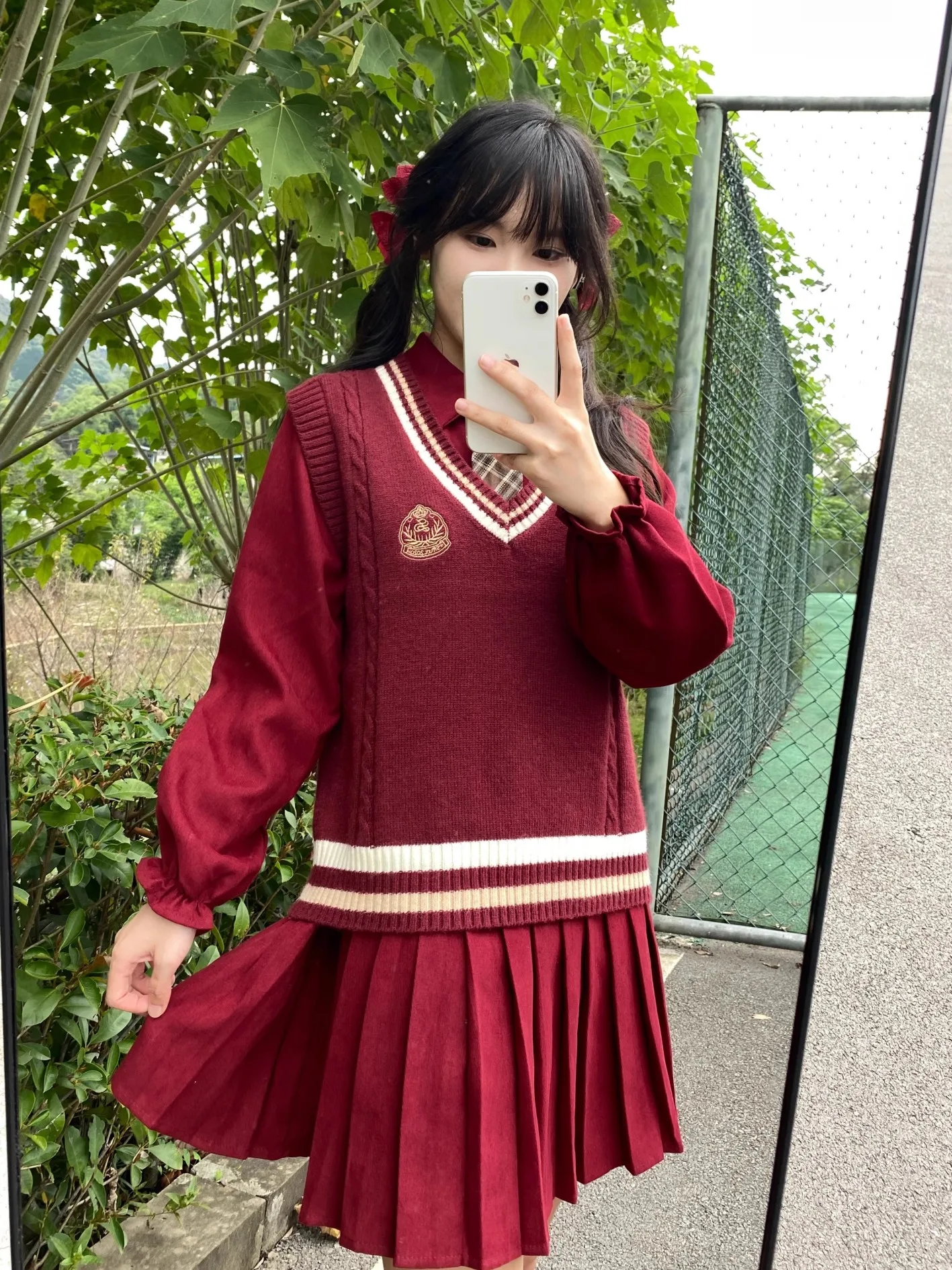 女子高校生向け学院風タイとニットベストセット：かわいいデザインと実用性のバランス