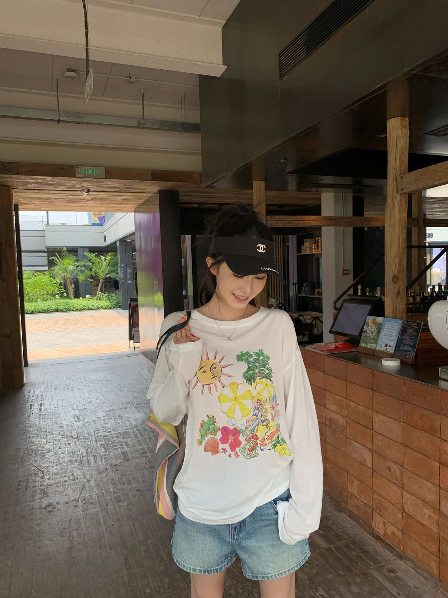 オーバーオール夏コーデに合うトップスは？快適でスタイリッシュな長袖トップスが解決する