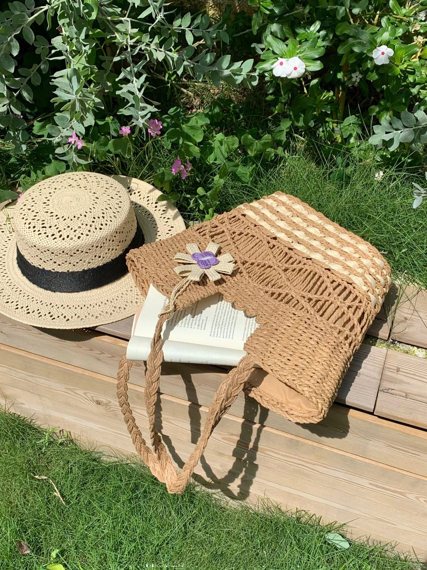 夏のカゴバックをどう選ぶ？手編みショルダーバッグが日常に溶け込む理由