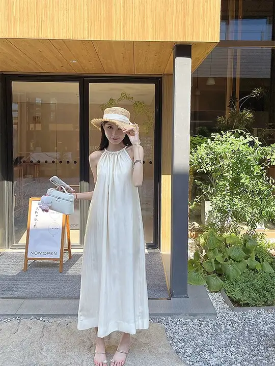 トレンド感あふれるデザインのロングキャミワンピース【肩出し・リボン付き・フレアシルエット】