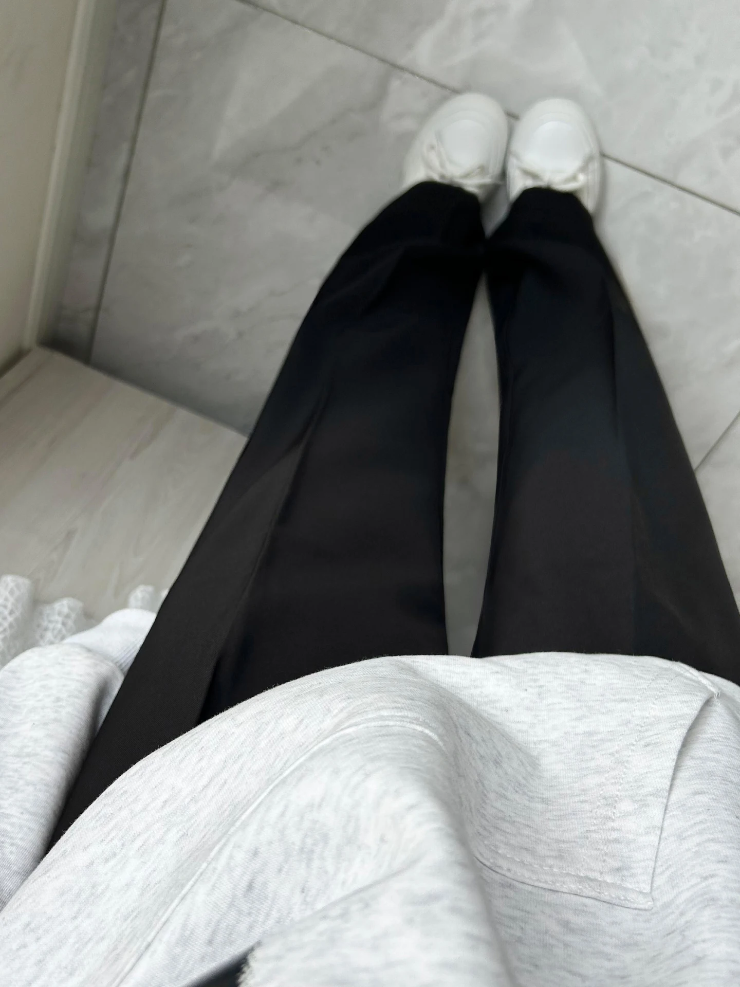 黒のワイドレッグスーツパンツ：ハイウエスト・スリムフィットで四季通用のカジュアルスタイル