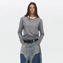 春の重ね着に最適！コントラストカラーのラウンドネック長袖Tシャツ