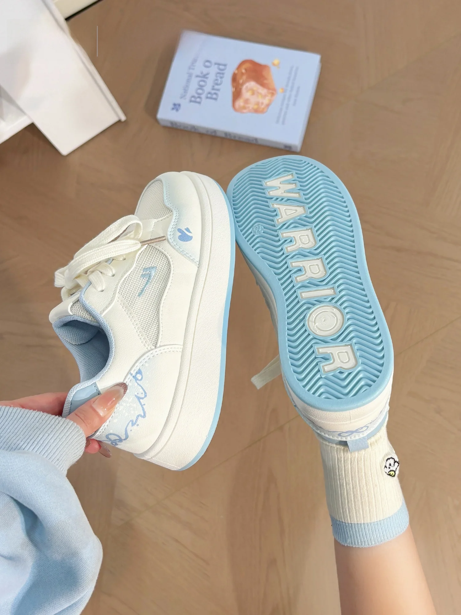 スニーカー 996 と Warrior の通気性板鞋、どちらが日常に合うの？