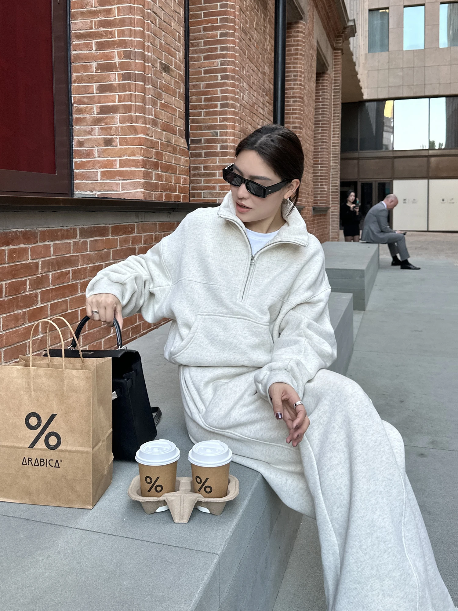パーカーとワイドパンツセットアップ：カジュアルスタイルに最適なゆったりフィット デザイン