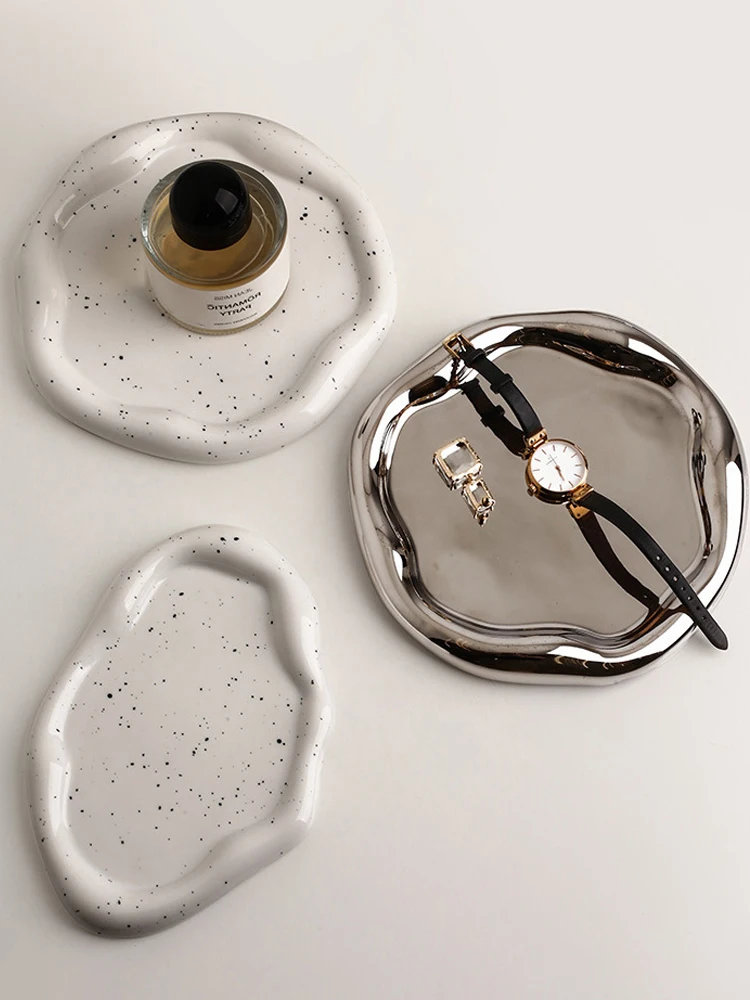 モダンデザインの装飾用陶器トレー【シルバー・スイーツプレート・収納付き】 ミニマリスト部屋づくりに最適なトレイ