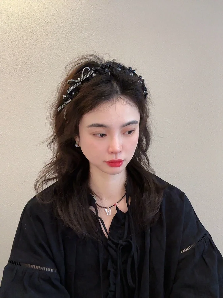 6月飾り おすすめの高級感ブラッククリスタルリボンヘアバンドは滑り止め付きワイドデザインで実用性と美しさを両立