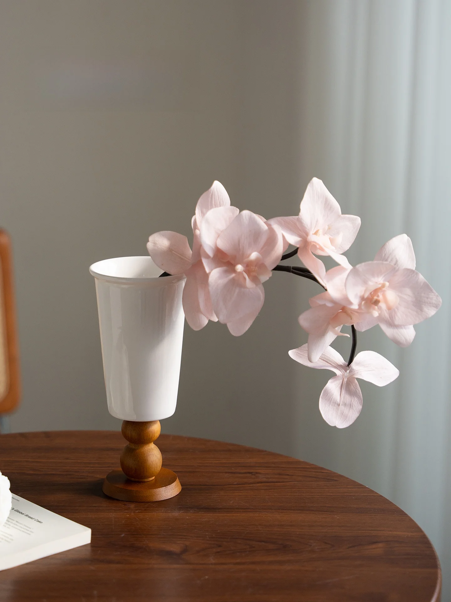 一輪挿し 花瓶 はどんなもの？ヴィンテージ風の木製花瓶が、暮らしに与える本当の美しさとは？