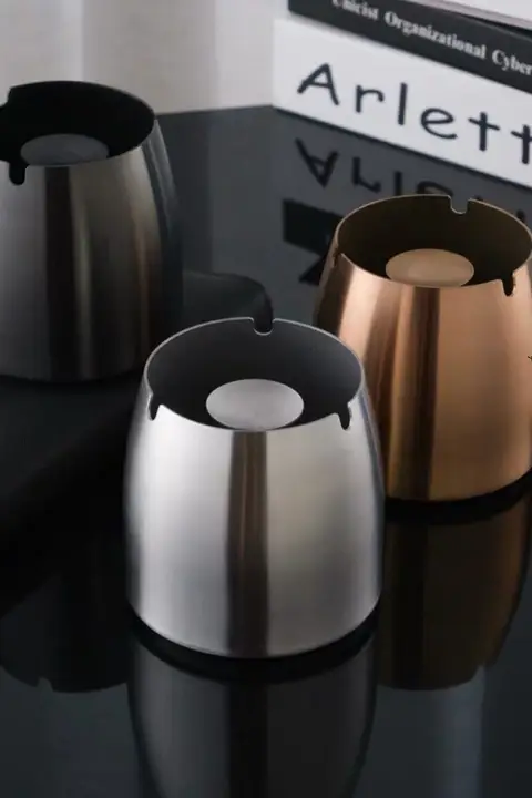 スタイリッシュなステンレス製灰皿【蓋付き・厚手・現代的デザイン・家庭用・カフェ用】