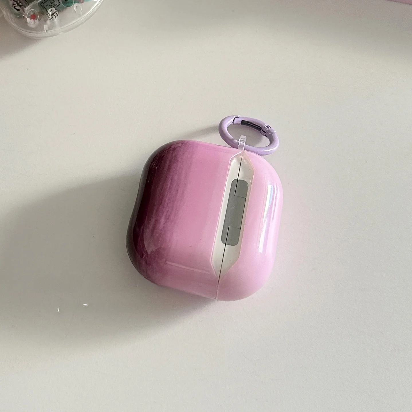 葡萄紫のグラデーションAirPodsケース：首掛けイヤホンに最適なシンプルな防落設計を実現