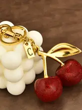 おしゃれなチェリーキーホルダー【アルファベットタグ付き・多機能・バッグ飾り】