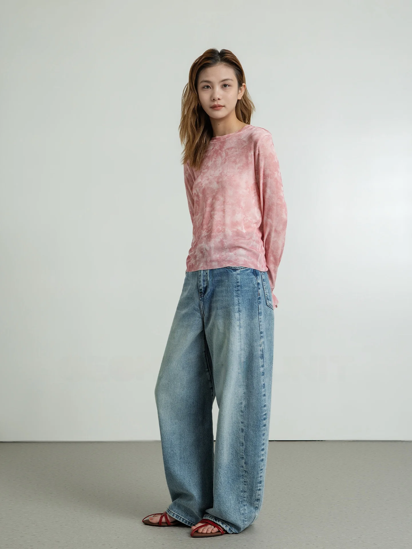 紺のtシャツはどんな感じ？なぜ今、幾何学模様の薄手Tシャツが注目されているのか？