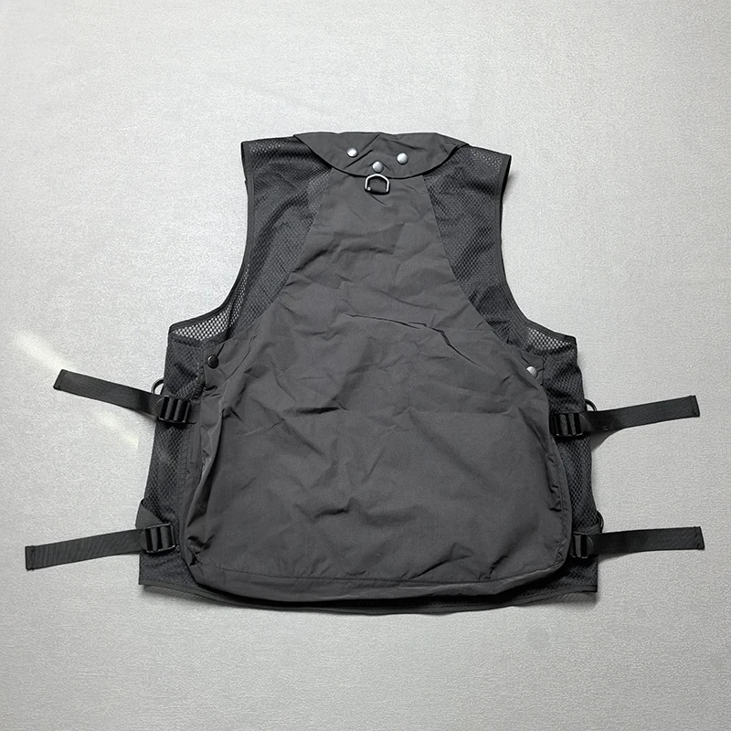キャンプで軽い服装を選ぶなら、このベストが一番？