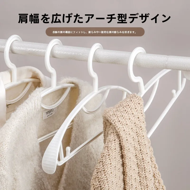 衣類収納ハンガーラック：無痕加工プラスチックハンガーの実用性と設置ガイド
