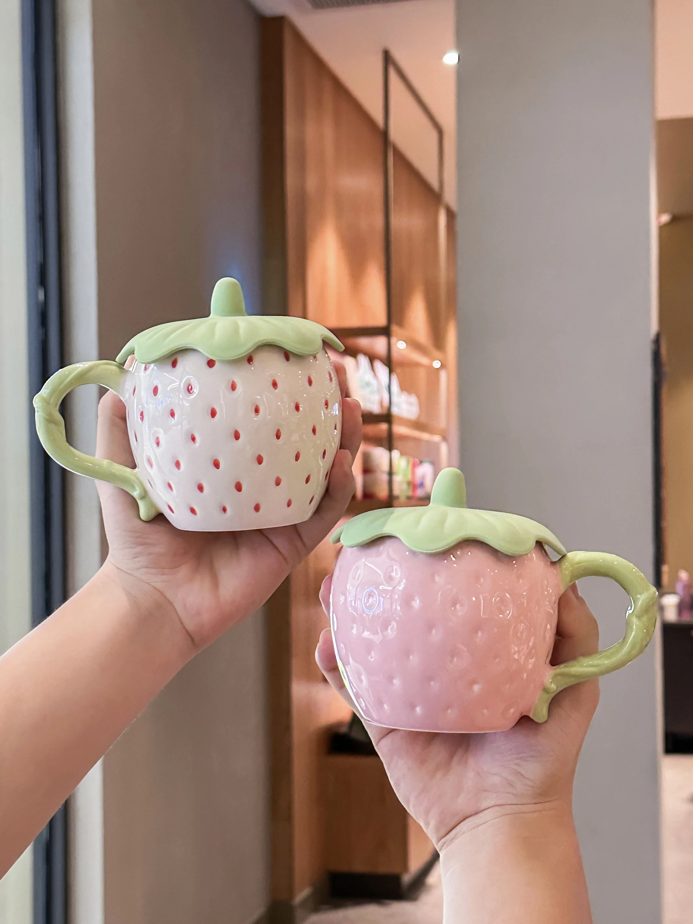 可愛い苺デザインのマグカップ【陶器・フタ付き・実用的】