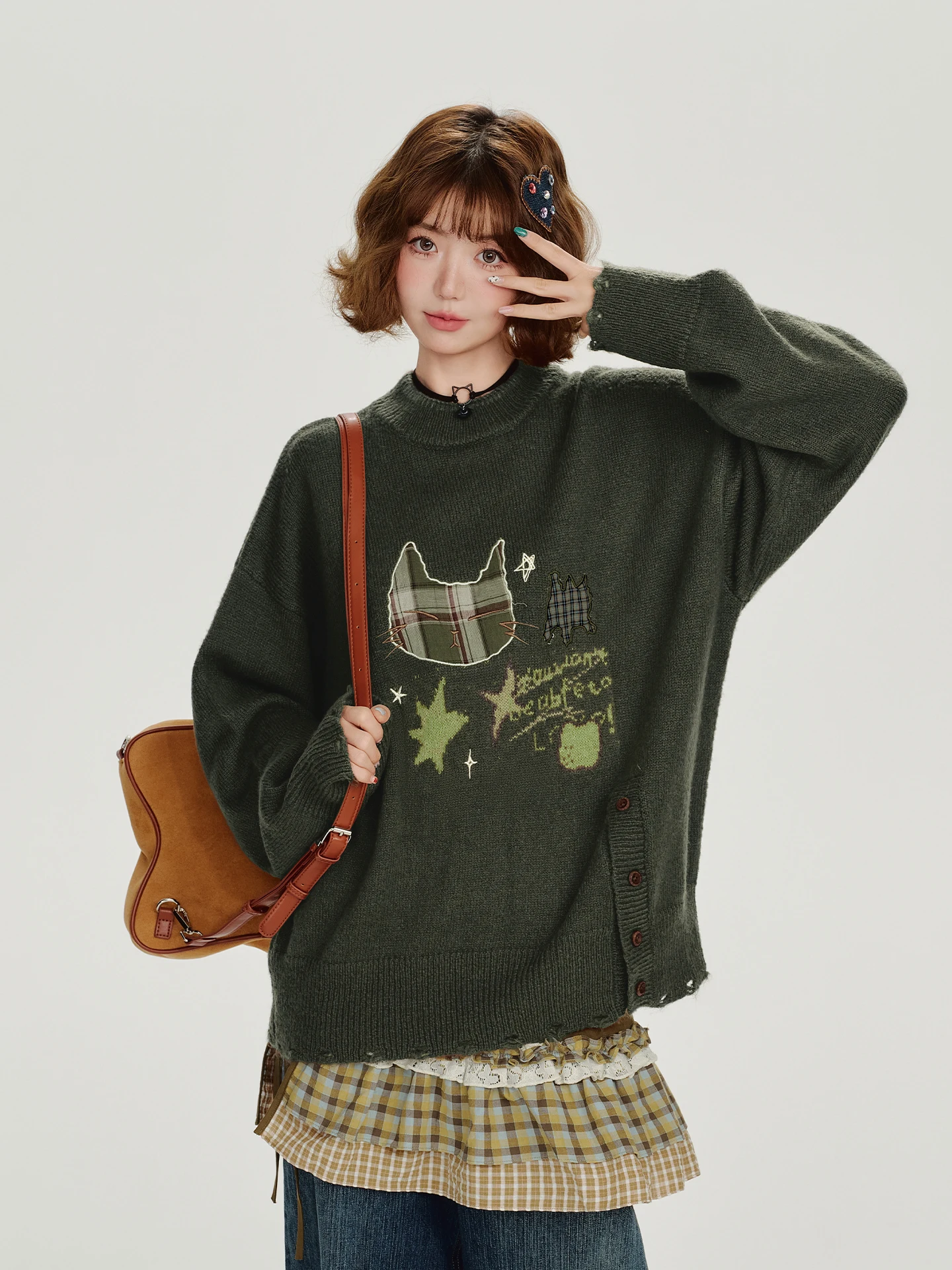 美しい刺繍デザインのラウンドネックニットセーター：ハンドメイド編みニットの実用性と素材特性を解説