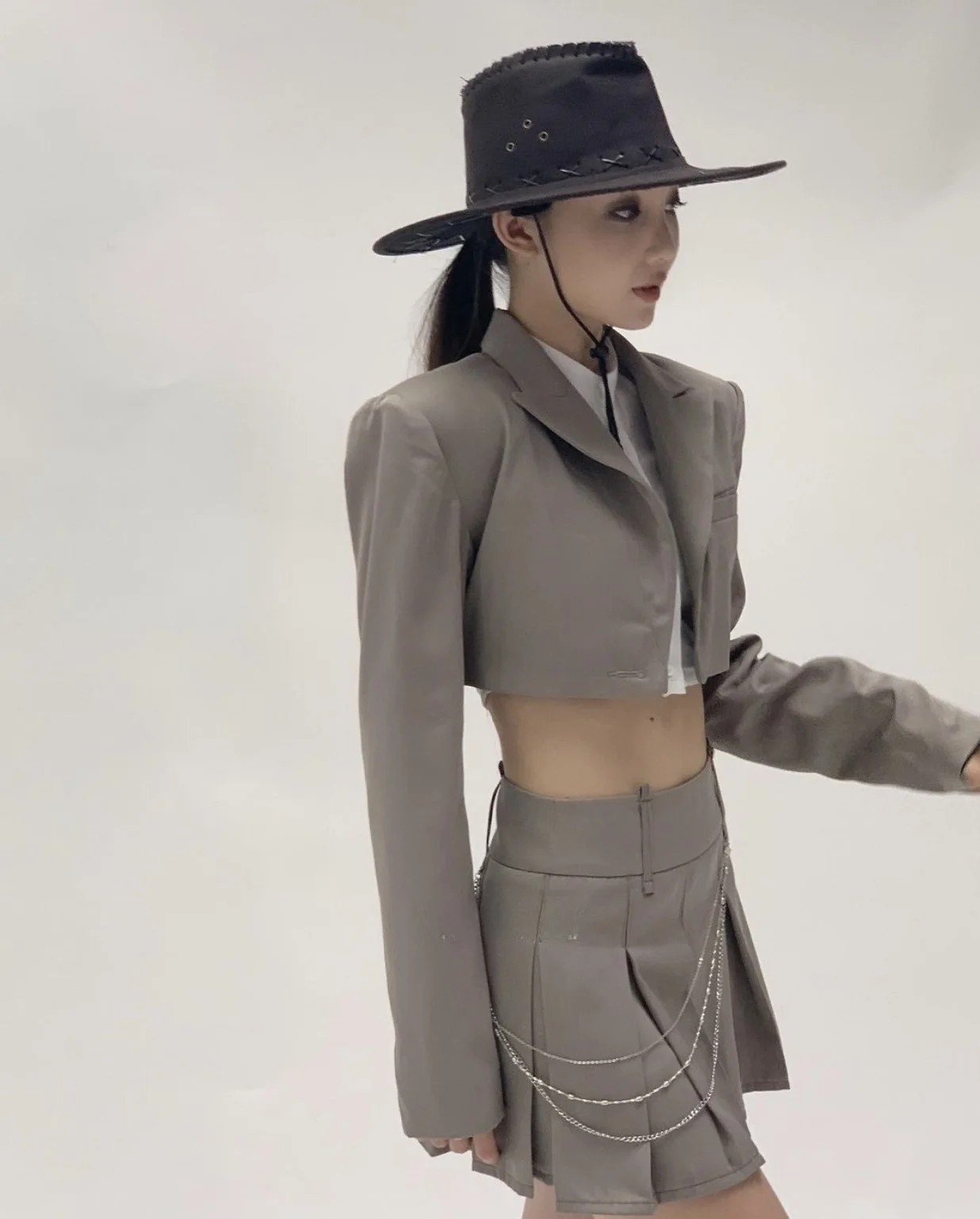 つなぎ服としてのセットアップ：高級感と小柄さん向けのジャケットとスカートの組み合わせ
