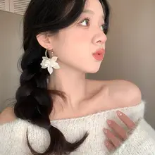 ヴィンテージデザインのフラワーイヤリング【エレガント・大ぶり・花びらデザイン・ユニークなアクセサリー】