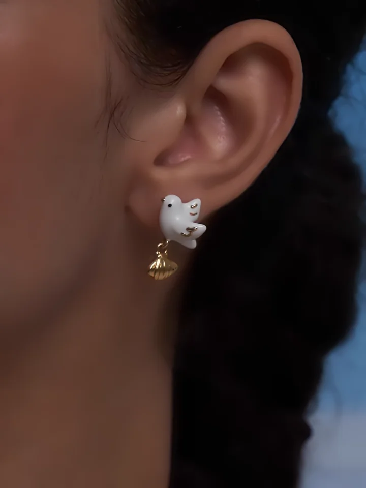 白金の貝殻イヤリング【海風飛鸽シリーズ・個性的なデザイン・海螺モチーフ】