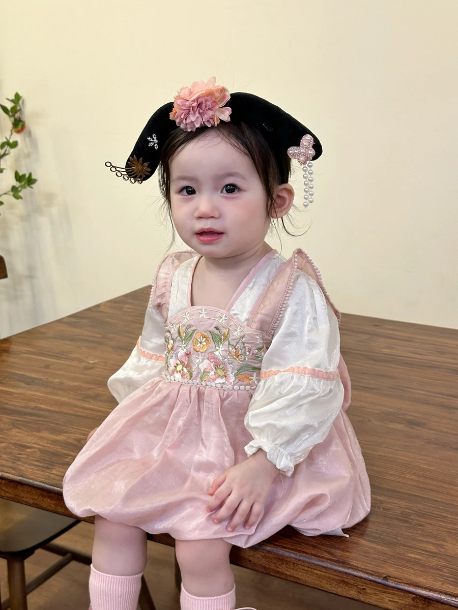 1歳誕生日の祖父母に贈る服は、華やかさと温かみのバランスが鍵です！