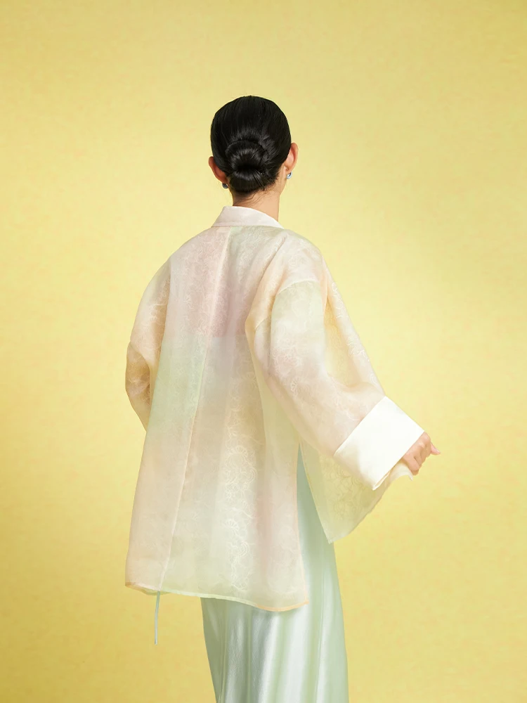 10月に着る服は、夏服とどう違う？国風のシルクブラウスが教えてくれる季節の選び方