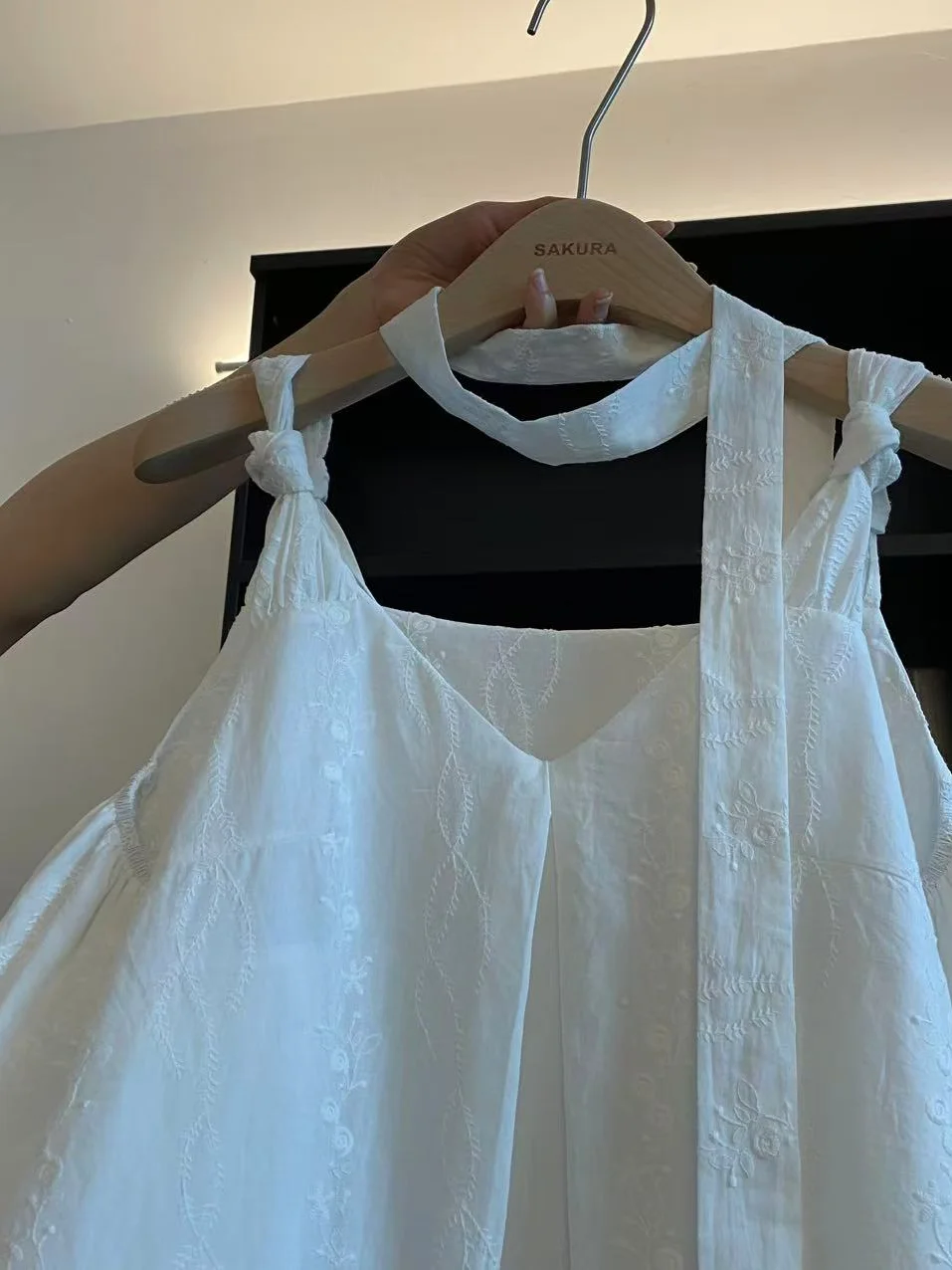 女性用ツイストデザインキャミソール：Vネック・ゆったりシルエットで着用する私服の選び方