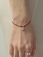 生花をあしらった二つの花のデザイン 赤い紐のブレスレット【軽やかなアクセサリー】