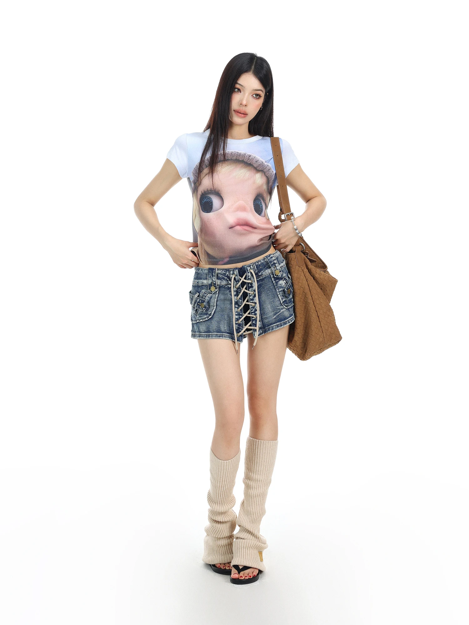 顔がでかい低身長女性向けのカジュアルファッション：カートゥーンデザインラウンドネックTシャツの実用性と着こなし
