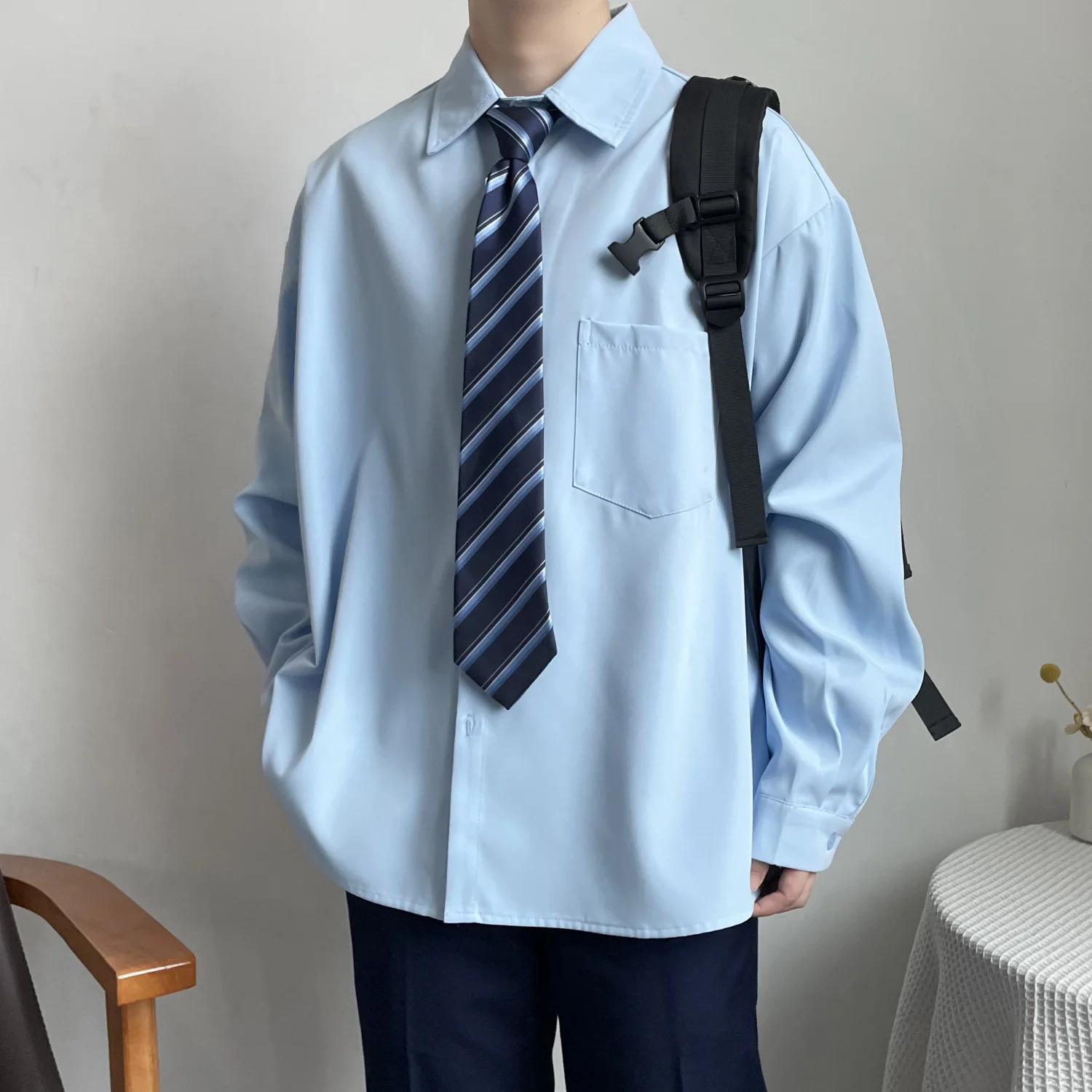 カジュアルルーズ DK制服風長袖シャツ：キャンパスおしゃれ大学の学生向けファッション選定に役立つアイテム