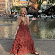 赤いフラワープリントのキャミソールワンピース【Vネック・フィット・膝下丈】