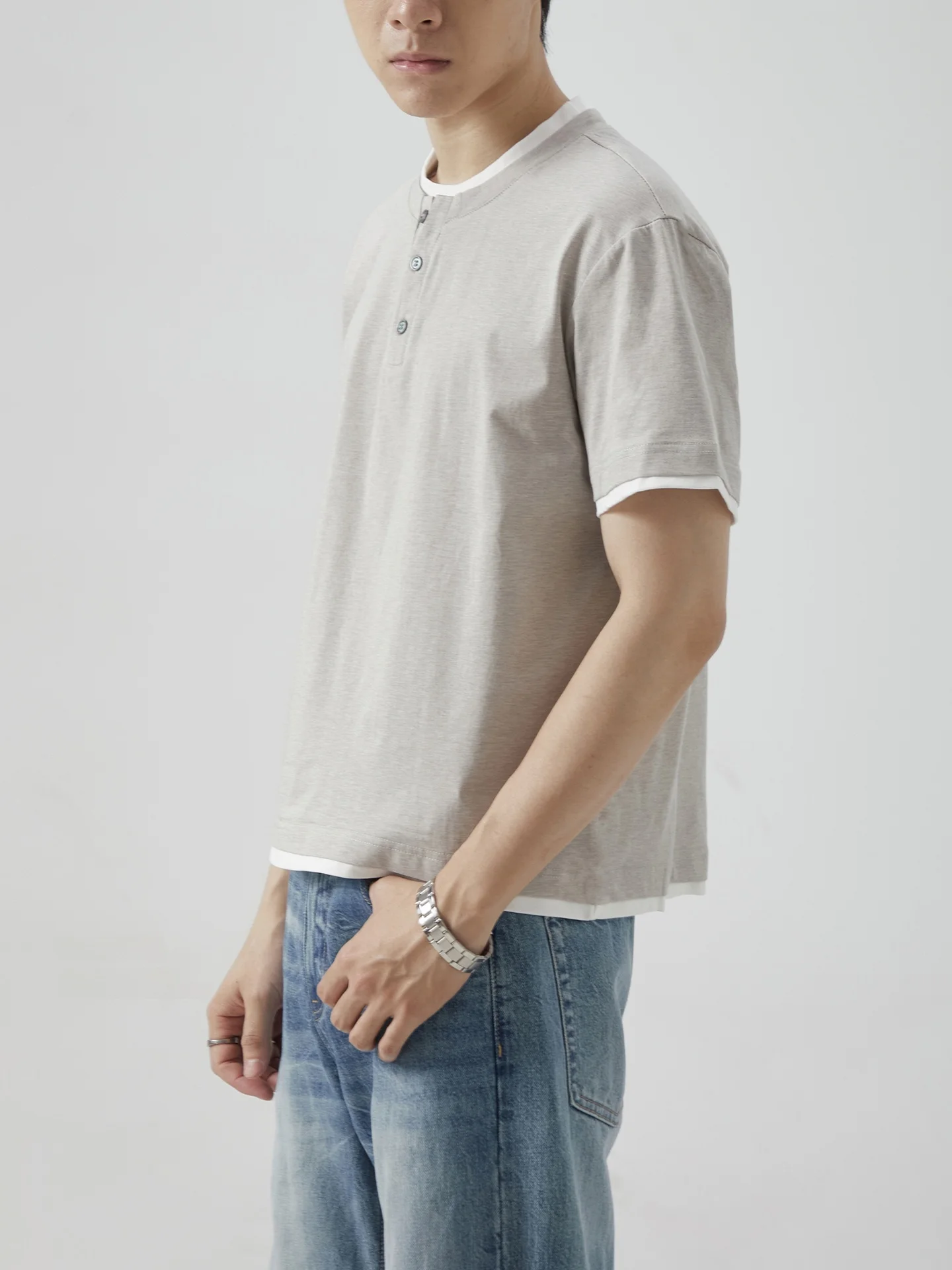 「tシャツ イン」で フォーマルな印象を出す方法は？ヴィンテージ風のラウンドネックTシャツが解決するリアルな使い方