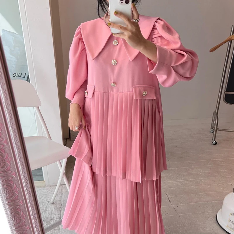 華やかなフラワーボタン飾りのバブルスリーブプリーツワンピース：内覧会で選ぶ通  勤シーンに最適な女性用ファッション