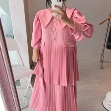 華やかなフラワーボタン飾りのバブルスリーブプリーツワンピース【ダブルレイヤー・大きな襟・ロング丈】