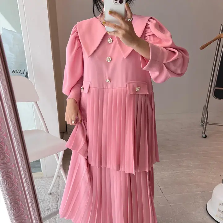 華やかなフラワーボタン飾りのバブルスリーブプリーツワンピース【ダブルレイヤー・大きな襟・ロング丈】