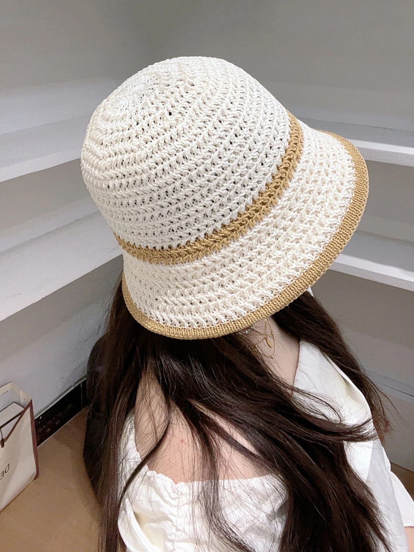 春夏用コントラストカラー編み込みフィッシャーハット：日差し対策とアウトドアシーンでの実用性
