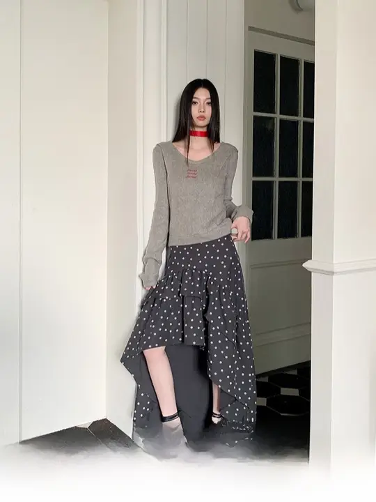デザイン性のあるフード付きオフショルダー毛ニットトップスと不規則なポンポン裾のスカートセット【秋用】