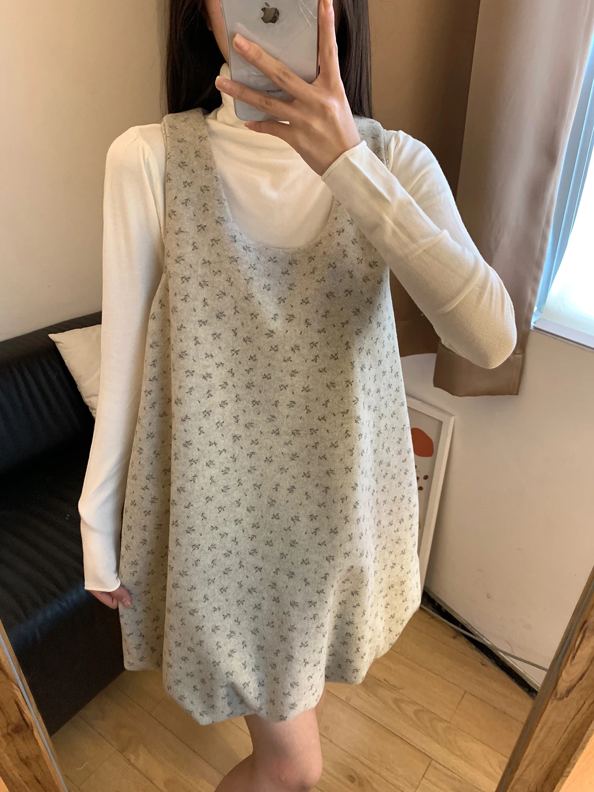 重ね着の悩みを解決するロンTは、無地か碎花か？今こそ選ぶべきベストなアイテムとは？