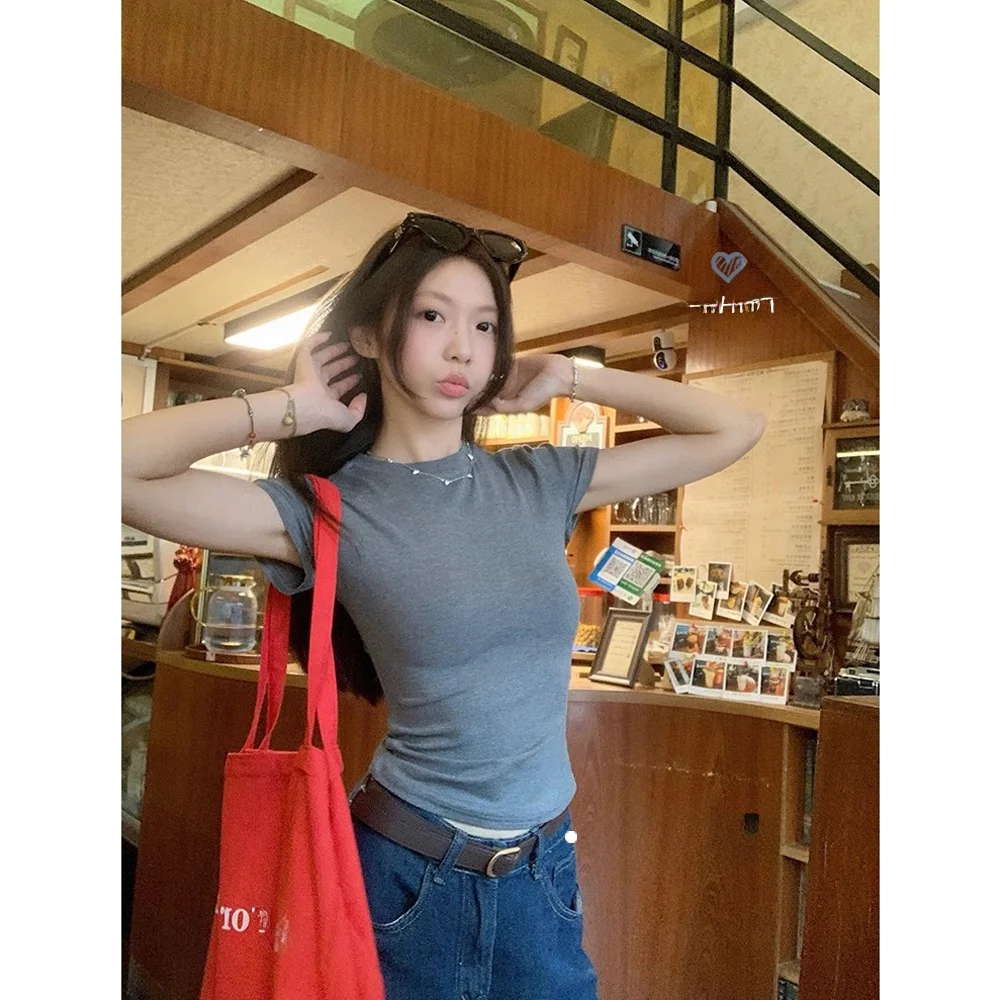 ウエストシェイプデザインの短袖Tシャツ：春夏に最適な修身型フィット感を実現