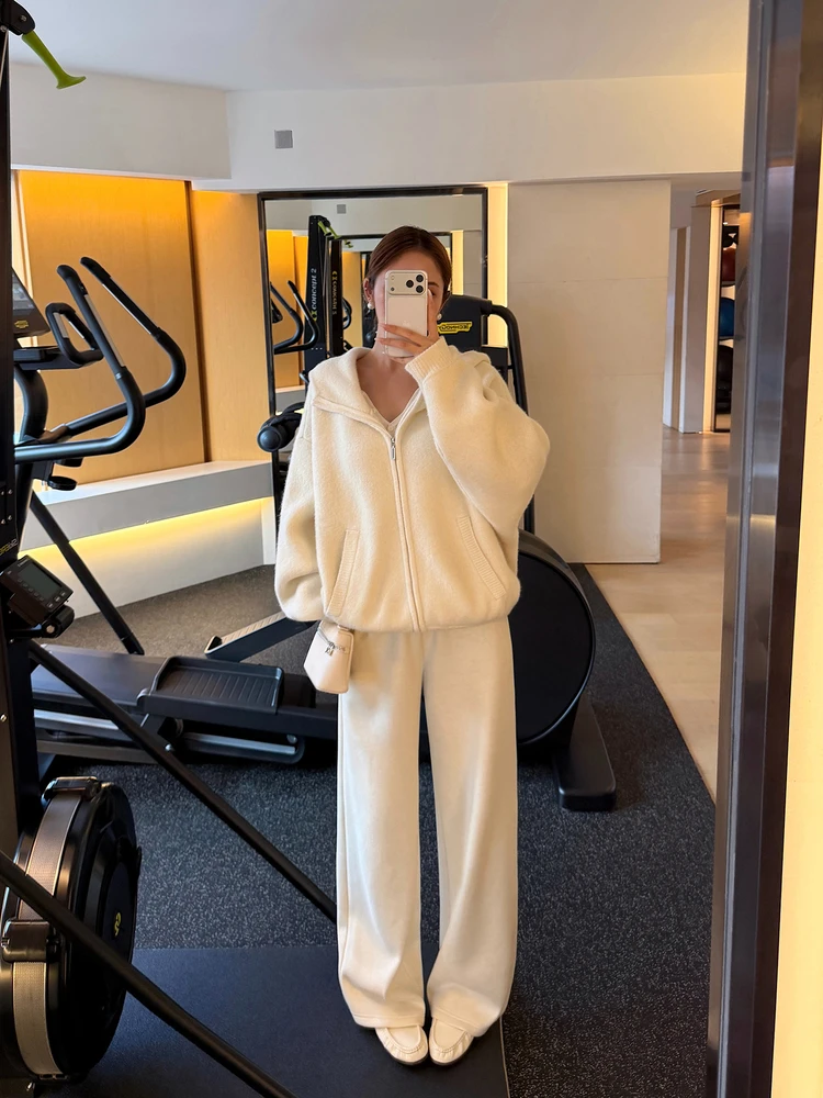 米杏色のゆったりとした女性用ワイドレッグパンツ：デザイン感あるスウェット・ビッグサイズの着用シーンと特性
