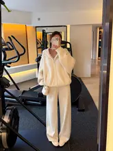 米杏色のゆったりとした女性用ワイドレッグパンツ【デザイン感あるスウェット・ビッグサイズ】