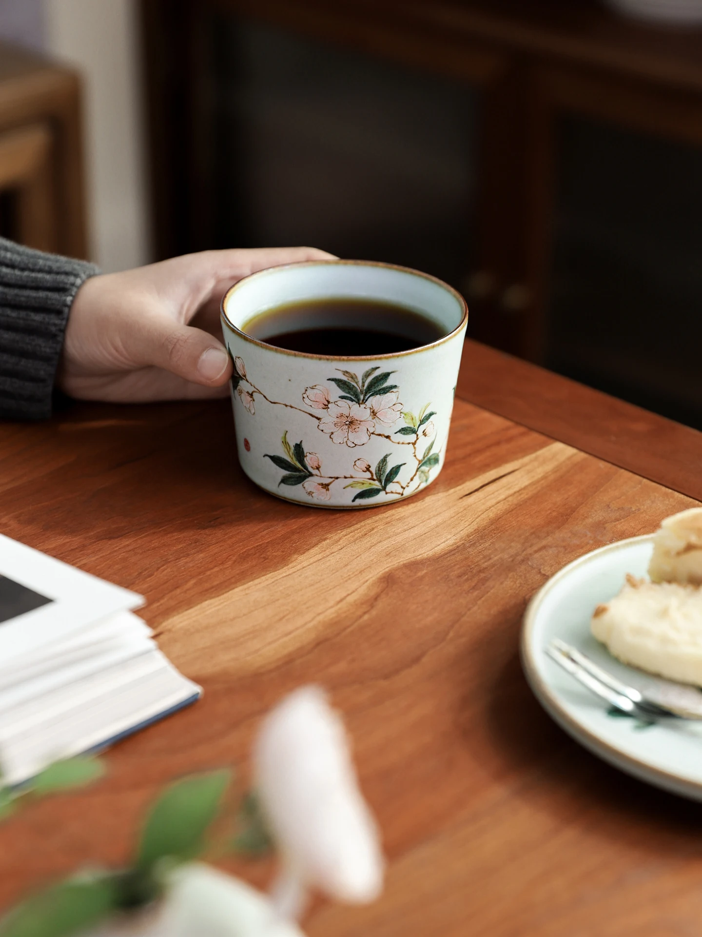 手作り陶器のコーヒーカップを選ぶべき理由は？その高級感と温もりが、日常を彩る